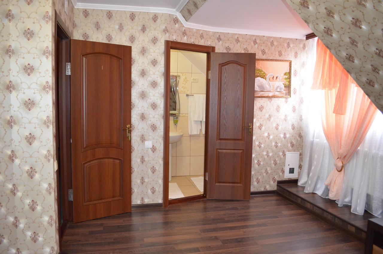 Hotel Fiyesta Starokostyantyniv ภายนอก รูปภาพ